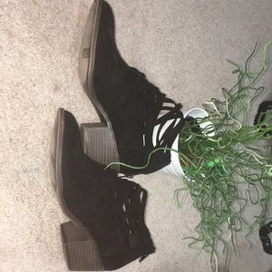 Black booties!! 🤩🤩